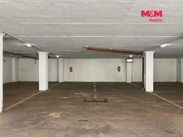 Pronájem garážového stání, Hradec Králové, třída Edvarda Beneše, 12 m2