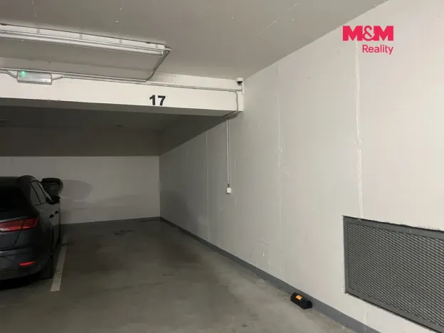 Pronájem garážového stání, Zlín, Zelinova, 14 m2